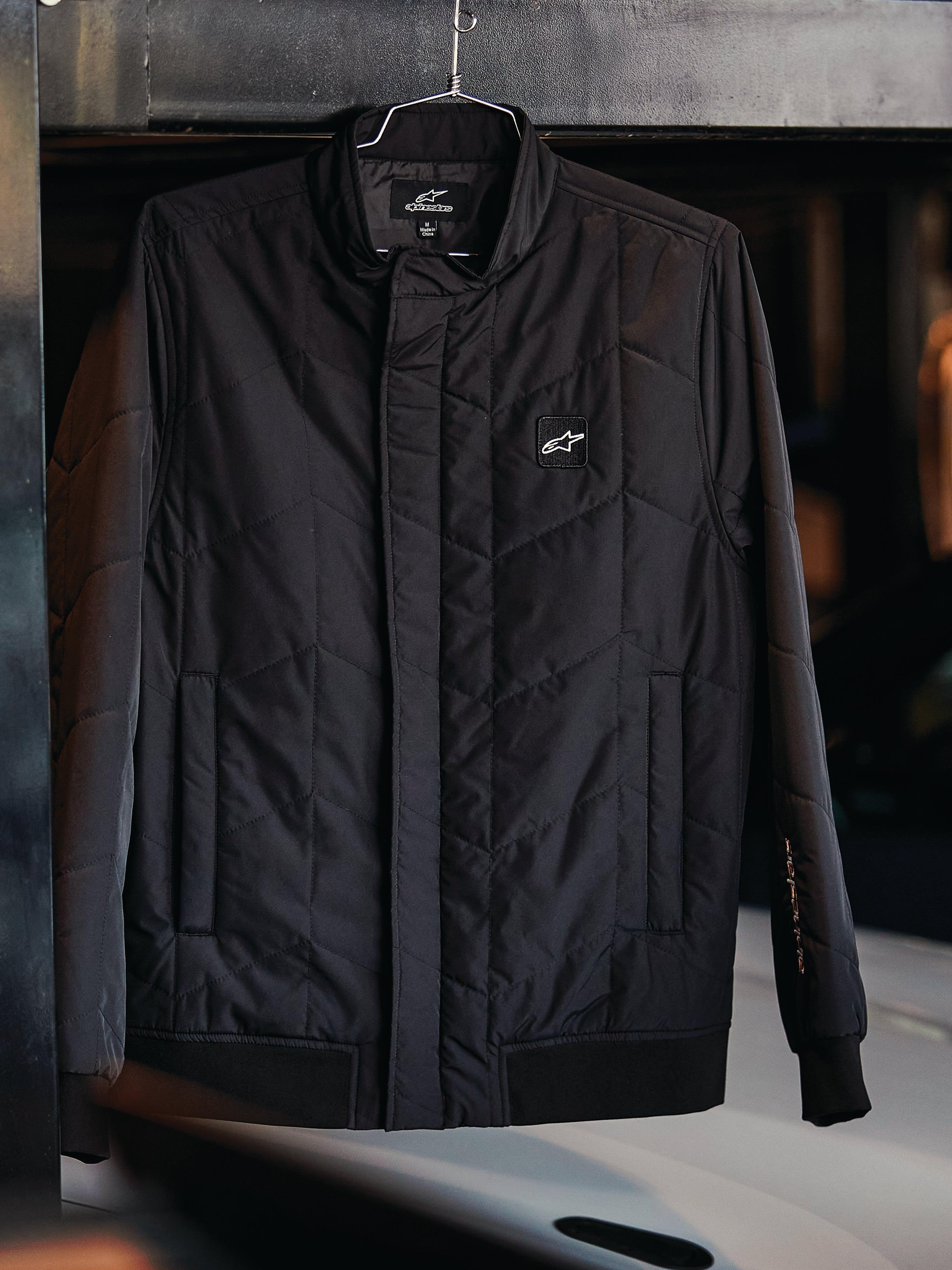 Alpinestars Giacca Precedent, giacca sportiva trapuntata, nero, con motivo trapuntato angolato, colletto basso con cerniera coperta, patch con logo sul petto, polsini e orlo a coste, design ispirato al motorsport