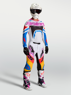 Alpinestars Supertech Dyna Gear Set, completo da gara motocross da uomo bianco e blu con accenti rosa, su modello.
