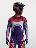 Alpinestars Maglia Supertech Dyna, maglia da motocross da uomo viola e rosa fluo, vestibilità atletica racing in mesh, indossata da un pilota.