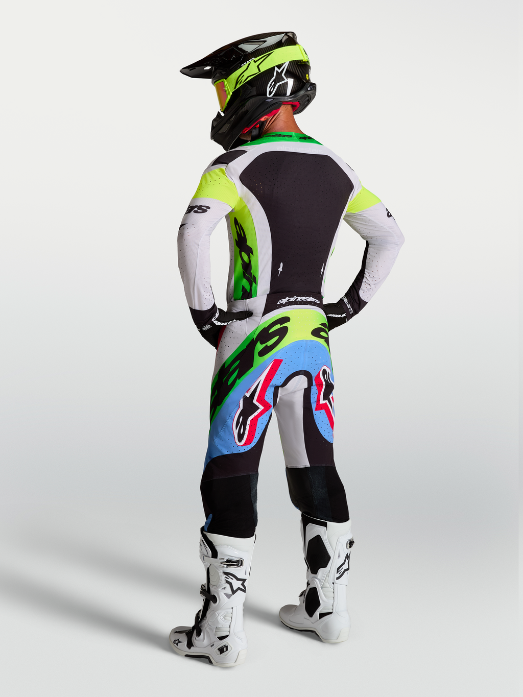 Alpinestars maglia Supertech Dyna e Gear Set, completo da motocross da uomo verde fluo e lilla, vista posteriore.