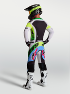 Alpinestars maglia Supertech Dyna e Gear Set, completo da motocross da uomo verde fluo e lilla, vista posteriore.