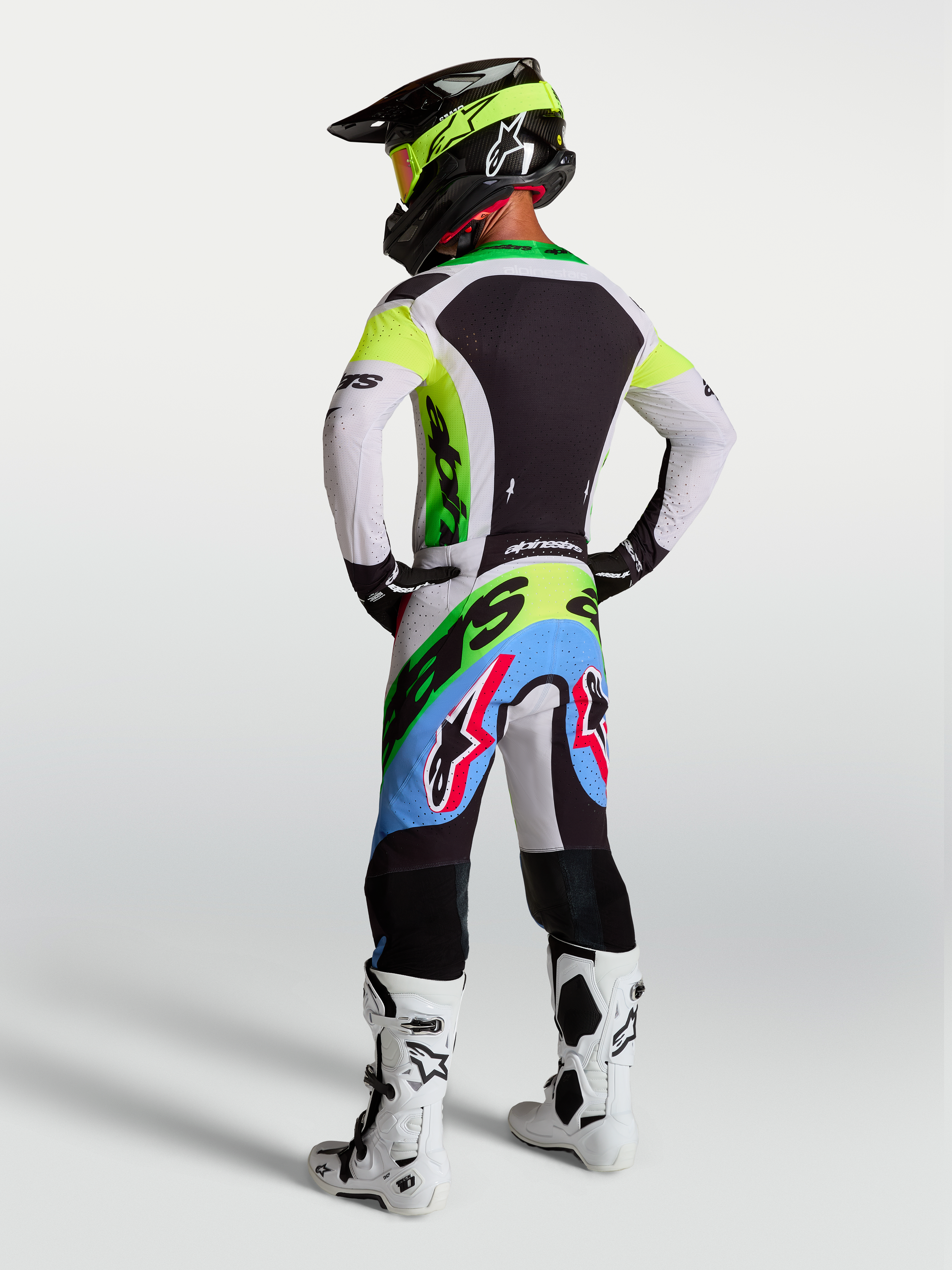 Alpinestars maglia Supertech Dyna e Gear Set, completo da motocross da uomo verde fluo e lilla, vista posteriore.