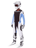 Alpinestars 2025 Techstar Melt Gear Set, abbigliamento completo da motocross, maglia nera con maniche bianche e blu, pantaloni bianchi con accenti neri e blu, casco bianco, guanti neri e bianchi, stivali bianchi con dettagli neri, kit di protezione MX completo