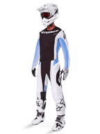 Alpinestars 2025 Techstar Melt Gear Set, abbigliamento completo da motocross, maglia nera con maniche bianche e blu, pantaloni bianchi con accenti neri e blu, casco bianco, guanti neri e bianchi, stivali bianchi con dettagli neri, kit di protezione MX completo