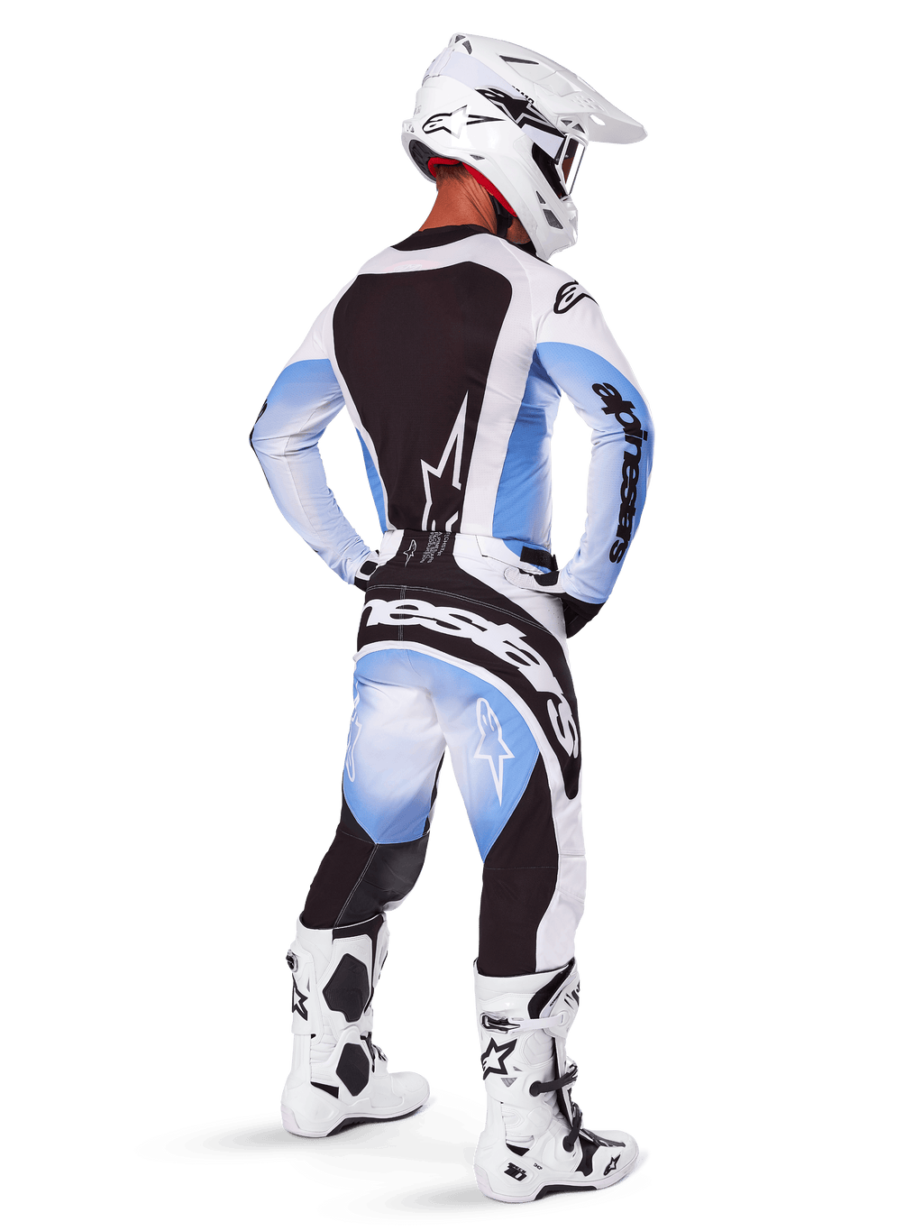 Pilota di motocross con abbigliamento completo da gara, set 2025 Techstar Melt, maglia bianca e azzurra con pannello posteriore nero, pantaloni coordinati con sfumatura blu e accenti neri, casco bianco, stivali bianchi e neri, completo coordinato per gare off-road