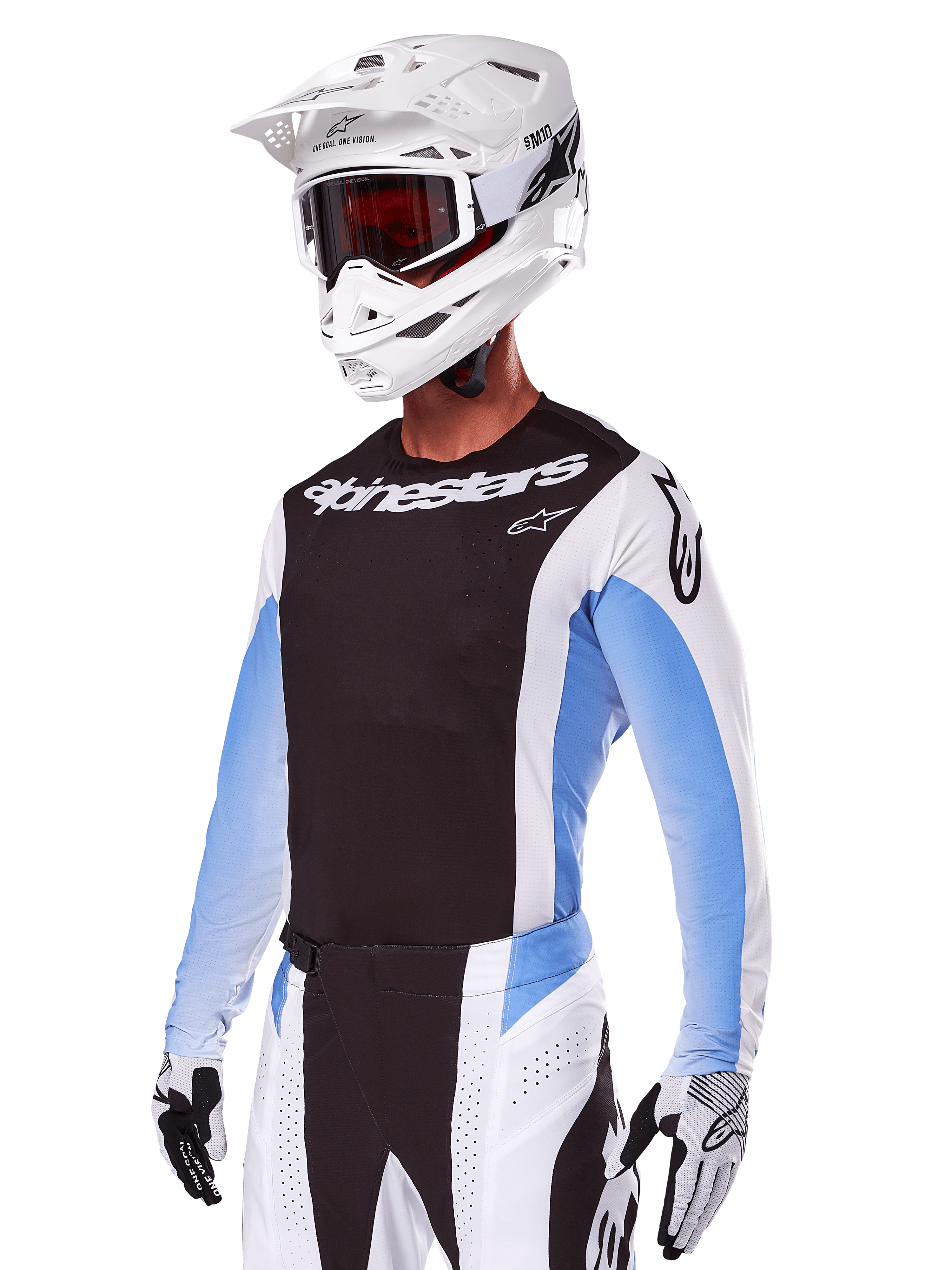 Pilota di motocross con Set Gear Alpinestars Techstar Melt 2025, bianco con dettagli neri e azzurri, maglia con petto nero e maniche bianche, pantaloni coordinati bianchi e neri, casco SM10 bianco con occhiali e guanti bianchi e neri, completo professionale per corse fuoristrada.