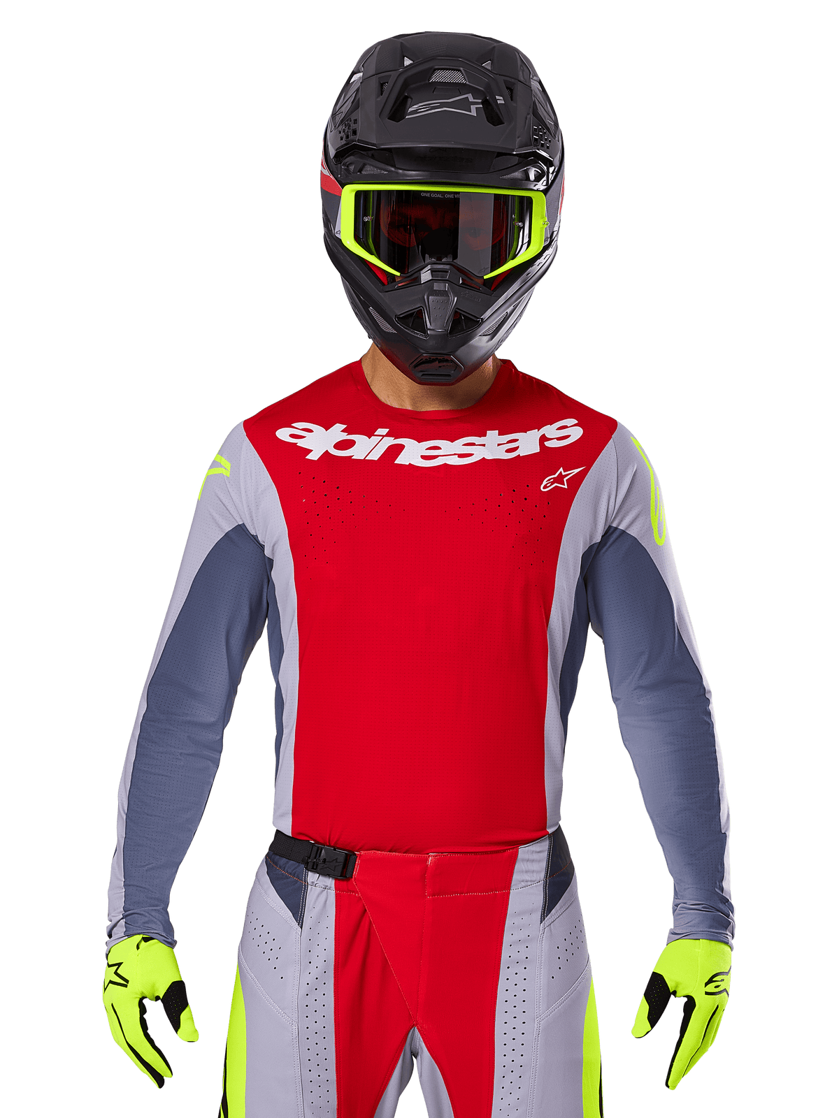 Pilota di motocross che indossa la maglia e i pantaloni coordinati Techstar Melt 2025, rosso acceso e grigio con branding Alpinestars bianco, casco nero con maschera giallo neon, guanti giallo neon coordinati, abbigliamento tecnico ventilato per gare fuoristrada