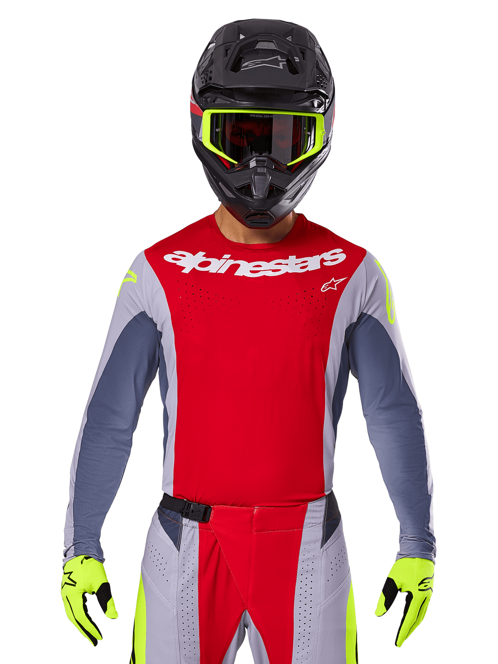 Pilota di motocross che indossa la maglia e i pantaloni coordinati Techstar Melt 2025, rosso acceso e grigio con branding Alpinestars bianco, casco nero con maschera giallo neon, guanti giallo neon coordinati, abbigliamento tecnico ventilato per gare fuoristrada