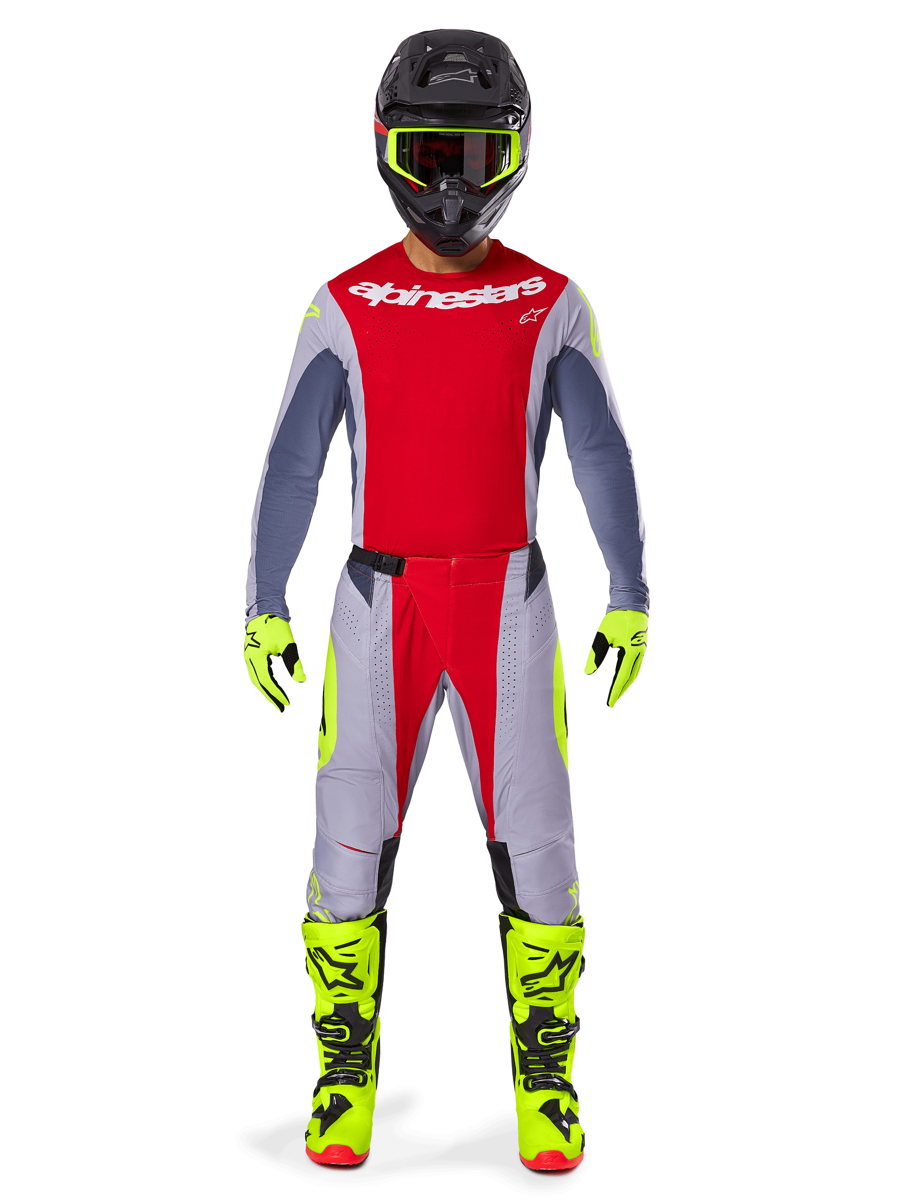 Pilota di motocross con set Alpinestars 2025 Techstar Melt, maglia rossa con maniche grigie e logo bianco, pantaloni coordinati grigi e rossi, maschera, guanti e stivali giallo fluo, abbigliamento completo da motocross per prestazioni off-road.