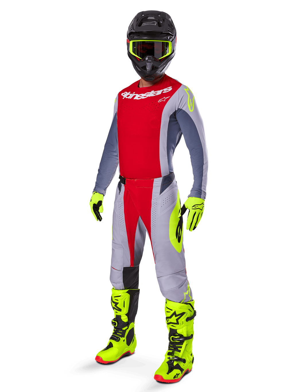 Pilota di motocross con maglia Alpinestars Techstar Melt 2025 in rosso brillante e grigio, caratterizzata da petto rosso e maniche grigie con accenti giallo fluorescente. Abbinata a pantaloni coordinati, stivali da gara e guanti giallo brillante, e casco nero con maschera dalla montatura gialla per un kit completo da gara off-road.