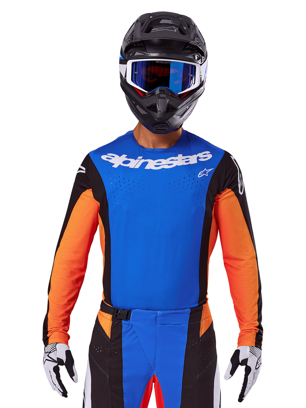 Alpinestars 2025 Techstar Melt Jersey, maglia da motocross, blu e arancione con pannelli laterali neri, indossata con casco nero e occhiali blu, con perforazioni laser traspiranti sul petto, vestibilità atletica da gara per prestazioni fuoristrada