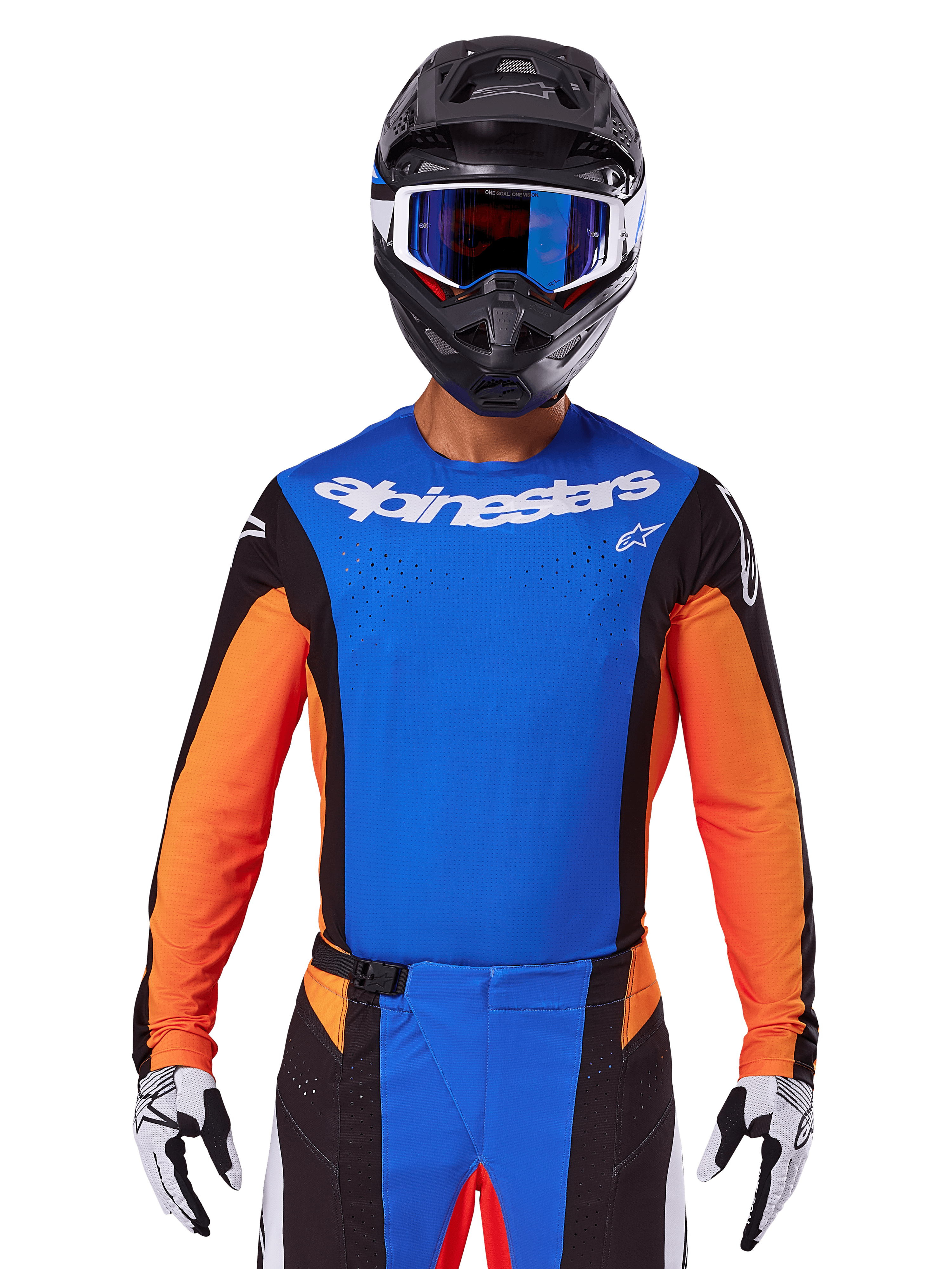 Alpinestars 2025 Techstar Melt Jersey, maglia da motocross, blu e arancione con pannelli laterali neri, indossata con casco nero e occhiali blu, con perforazioni laser traspiranti sul petto, vestibilità atletica da gara per prestazioni fuoristrada
