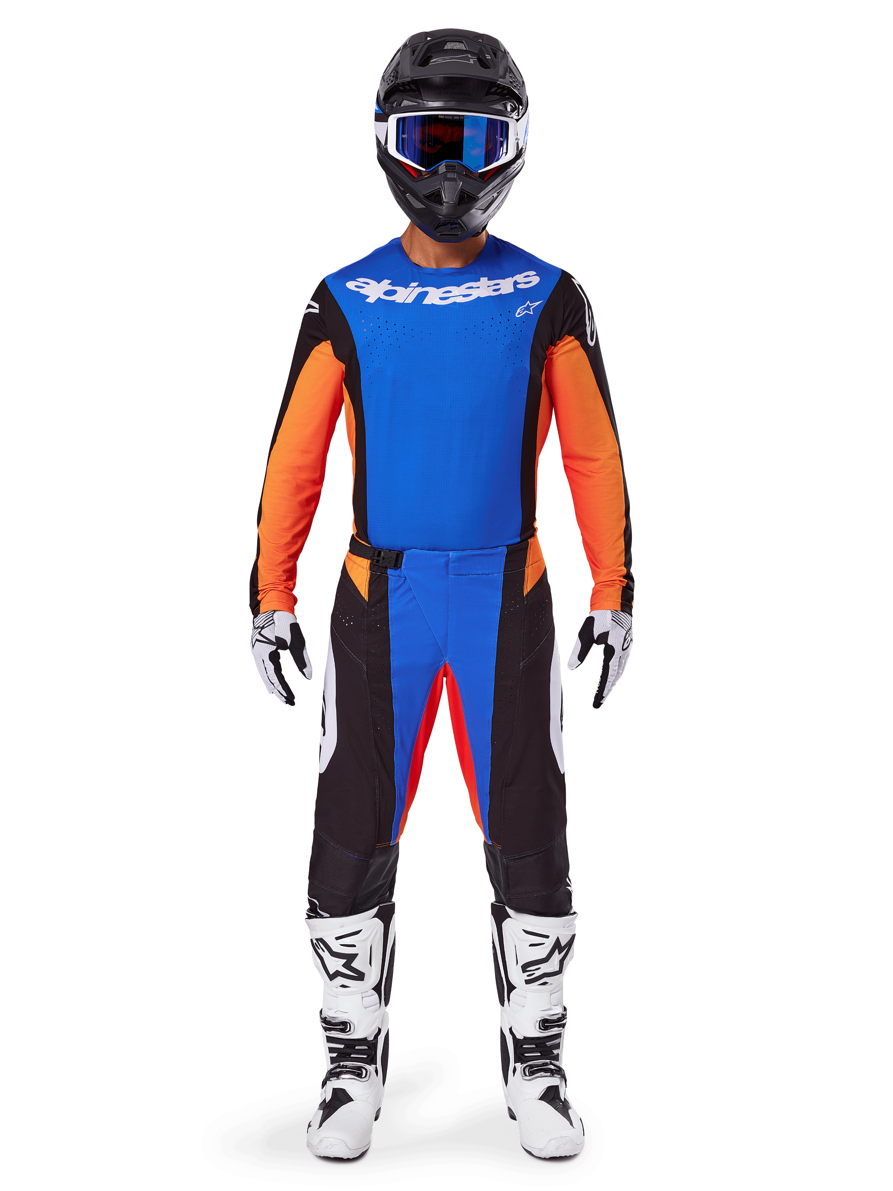 Alpinestars 2025 Techstar Melt Gear Set, pilota di motocross che indossa maglia arancione e blu con dettagli neri, pantaloni coordinati, casco nero con occhiali blu, stivali bianchi e neri, completo coordinato per competizioni fuoristrada professionali.