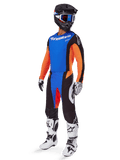 Set completo Alpinestars Techstar Melt 2025, abbigliamento completo da motocross, maglia blu con maniche arancioni, pantaloni neri con accenti blu e rossi, casco nero con dettagli bianchi e blu, guanti e stivali bianchi con motivi neri, equipaggiamento protettivo da gara