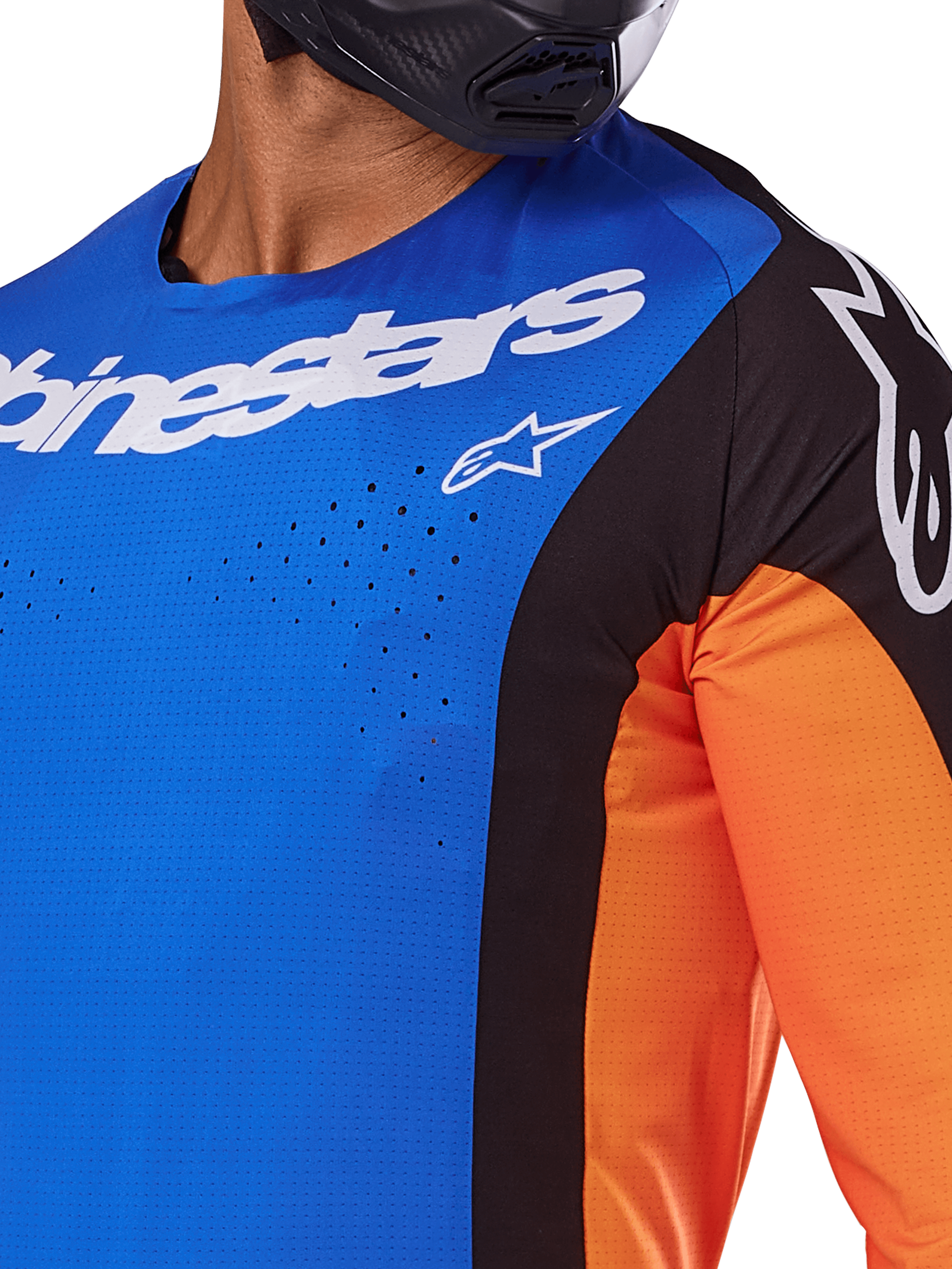 Alpinestars 2025 Techstar Melt Jersey, maglia da motocross, blu e arancione con pannelli neri, con marchio Alpinestars bianco e perforazioni laser visibili sul petto, indossata da un pilota con casco nero