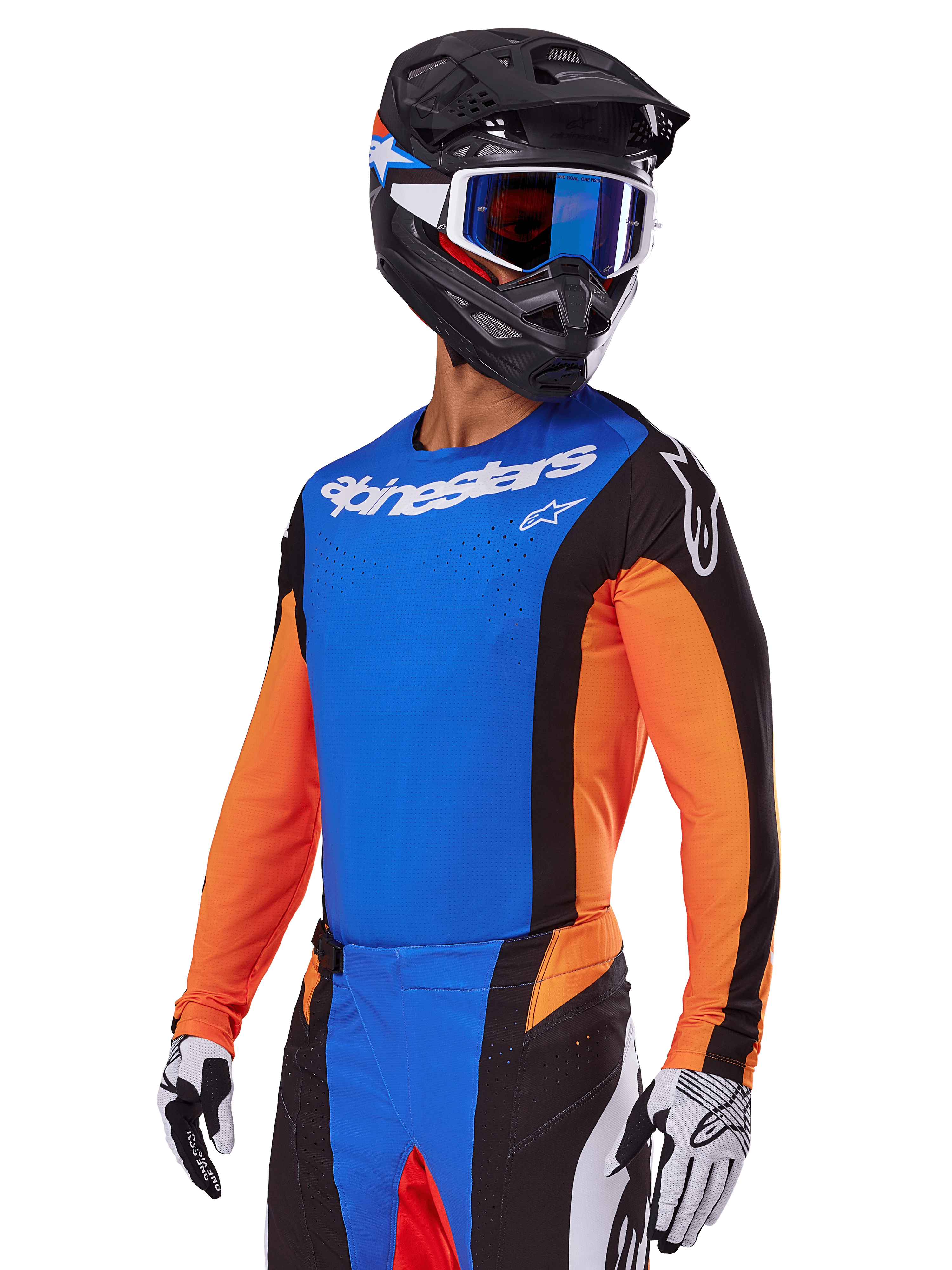 Set completo da motocross Alpinestars Techstar Melt 2025, pilota con maglia blu, maniche arancioni e pannelli laterali neri, pantaloni coordinati blu e neri, casco nero con occhiali blu, guanti bianchi e neri, abbigliamento tecnico con vestibilità racing