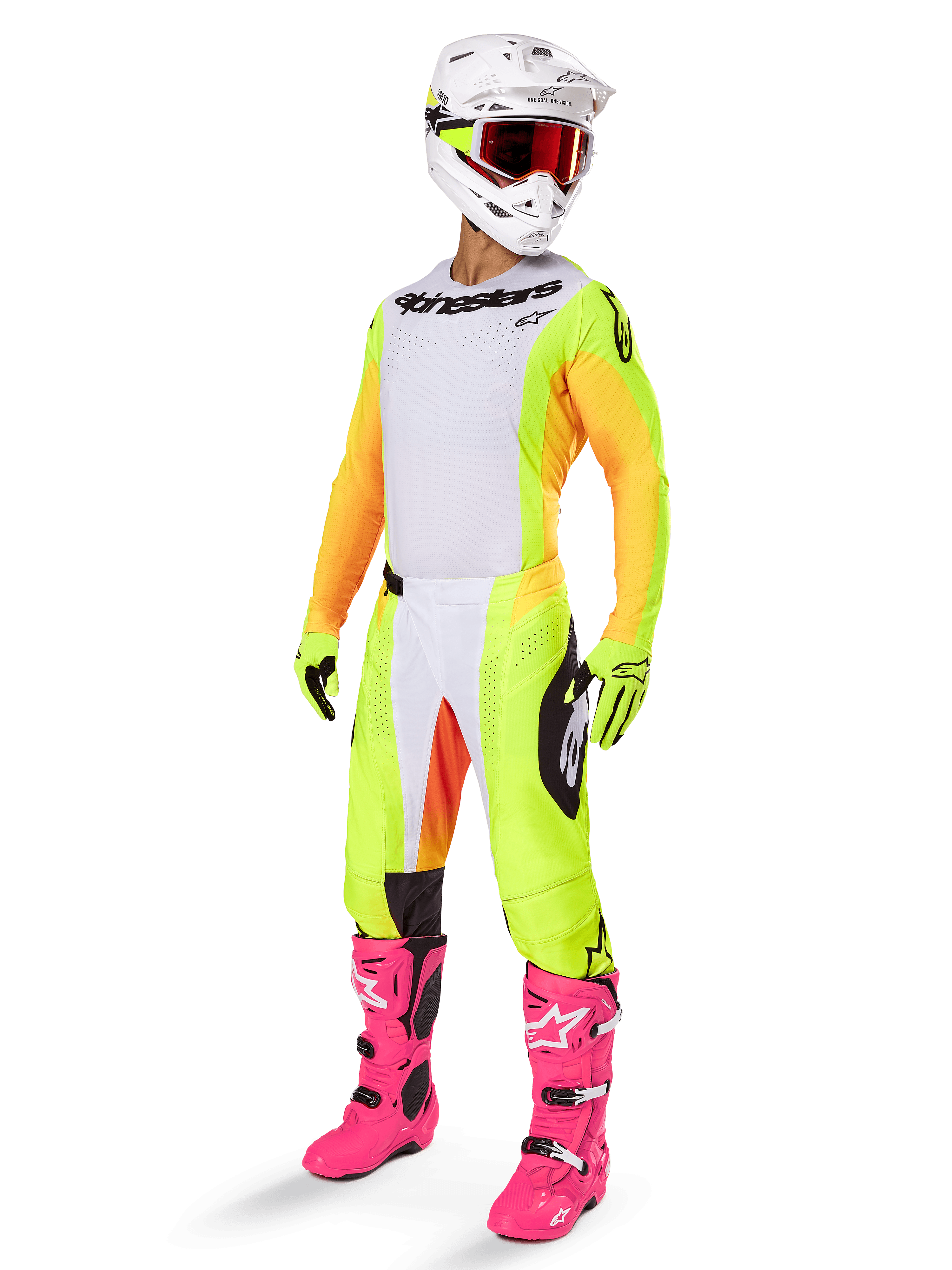 Pilota di motocross con completo da gara Alpinestars: maglia Techstar Melt 2025 con parte anteriore bianca, pannelli gialli e maniche arancioni, pantaloni coordinati gialli e bianchi, casco bianco con maschera rossa e stivali rosa acceso, kit professionale per fuoristrada