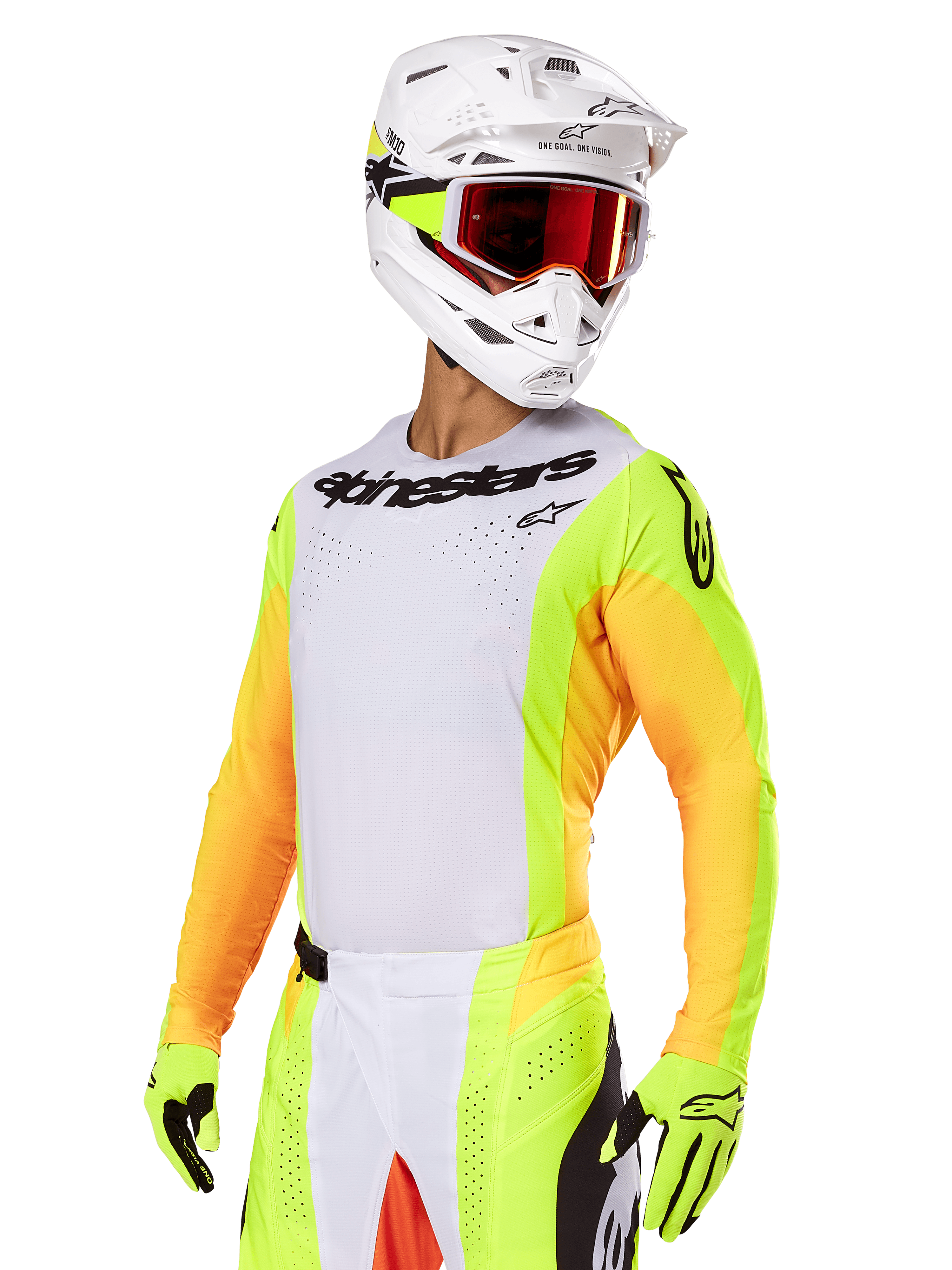 Pilota di motocross con set Alpinestars Techstar Melt 2025, maglia bianca con maniche giallo vivace e arancione, logo Alpinestars nero sul petto, guanti giallo neon coordinati, casco bianco con occhiali dalle lenti rosse, kit professionale da gara off-road