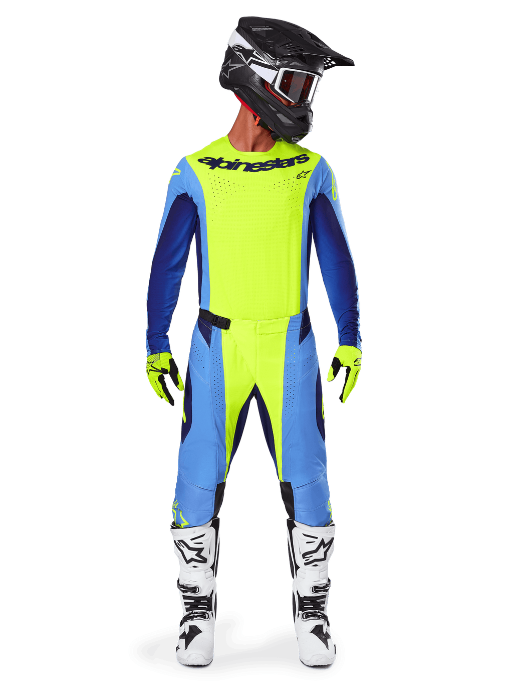 Pilota di motocross con abbigliamento completo da gara, Maglia Alpinestars 2025 Techstar Melt in Giallo Fluo e Blu, pantaloni da motocross coordinati gialli e blu, casco nero con grafiche bianche e occhiali, stivali bianchi e neri, guanti gialli e neri, completo performante coordinato per corse fuoristrada