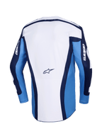 Alpinestars Racer Riway Jersey 2026, maglia da motocross, blu UCLA e bianco, vista posteriore con pannello principale bianco, maniche blu e accenti blu scuro, piccolo logo Alpinestars sulla parte bassa della schiena, vestibilità atletica per gare fuoristrada
