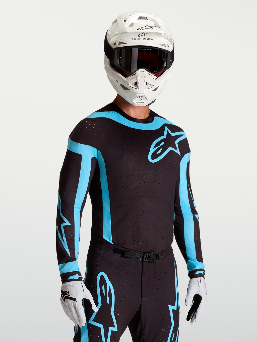 Alpinestars Maglia Supertech Vesta, maglia da motocross da uomo, nero e turchese, vestibilità atletica racing con fori laser, indossata con casco e guanti