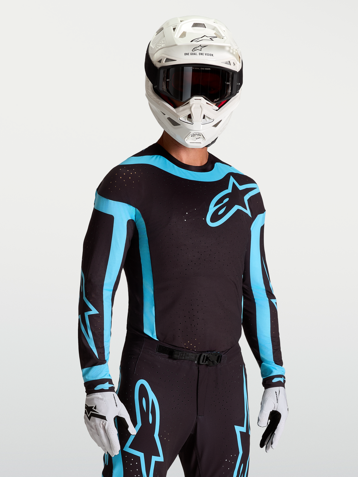 Alpinestars Maglia Supertech Vesta, maglia da motocross da uomo, nero e turchese, vestibilità atletica racing con fori laser, indossata con casco e guanti