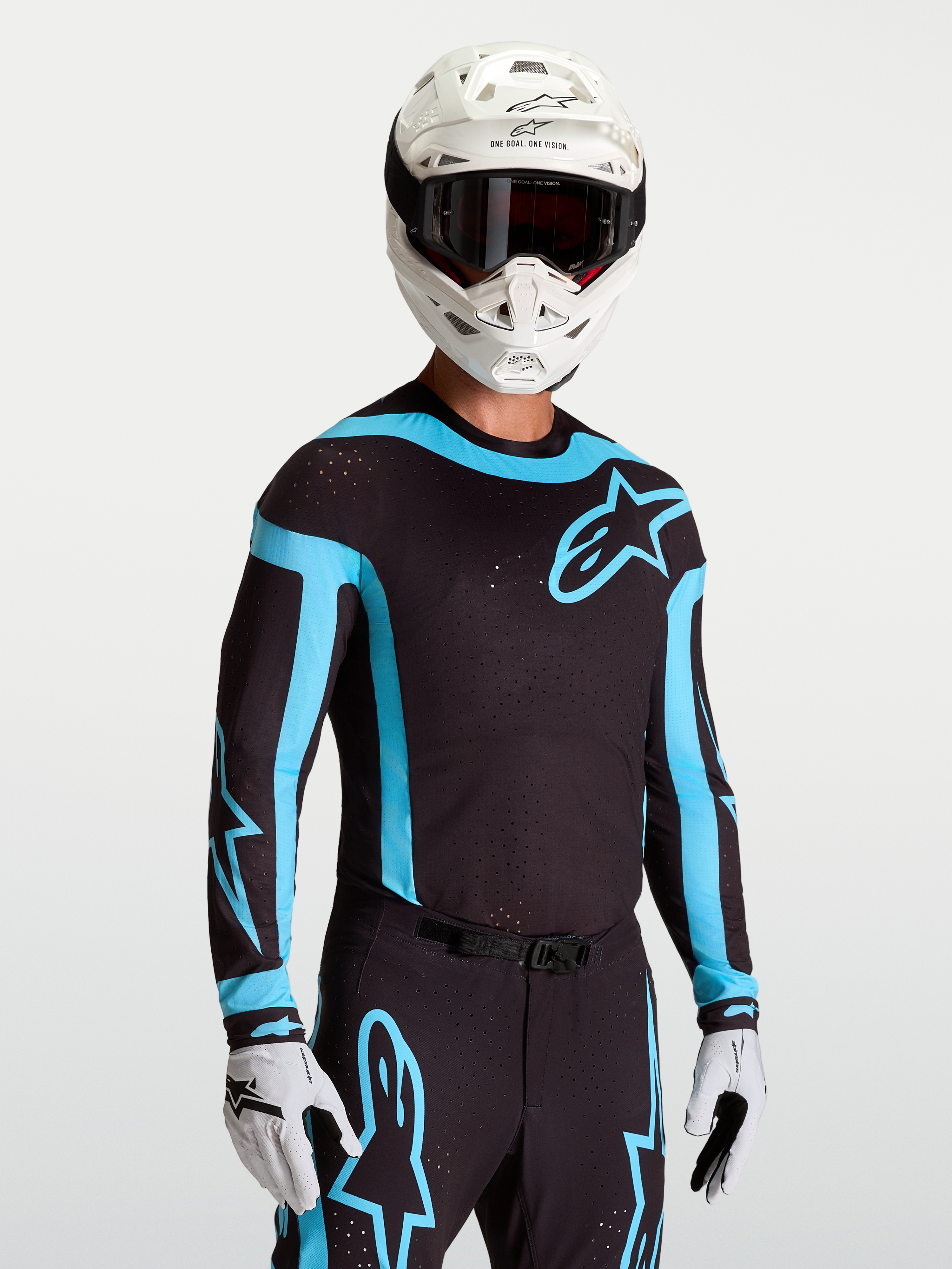 Alpinestars Maglia Supertech Vesta, maglia da motocross da uomo, nero e turchese, vestibilità atletica racing con fori laser, indossata con casco e guanti