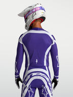 Alpinestars Maglia Supertech Vesta, maglia motocross blu e bianca, mesh ventilato, vista posteriore su modello.