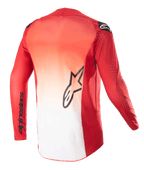 Alpinestars 2023 Supertech Risen Jersey, vista posteriore, design sfumato Mars Red e bianco, con logo Alpinestars a stella nero al centro della schiena e nome del brand sulla manica, maglia da motocross a maniche lunghe con perforazioni tagliate al laser per la ventilazione.