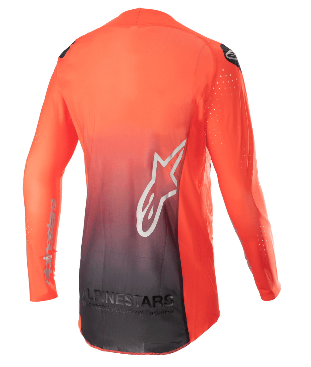 Alpinestars Supertech Risen Jersey 2023, maglia da motocross, arancione acceso e nero, vista posteriore con design sfumato da arancione a nero, grande logo a stella bianco sulla schiena e tessuto a rete traspirante per prestazioni fuoristrada.