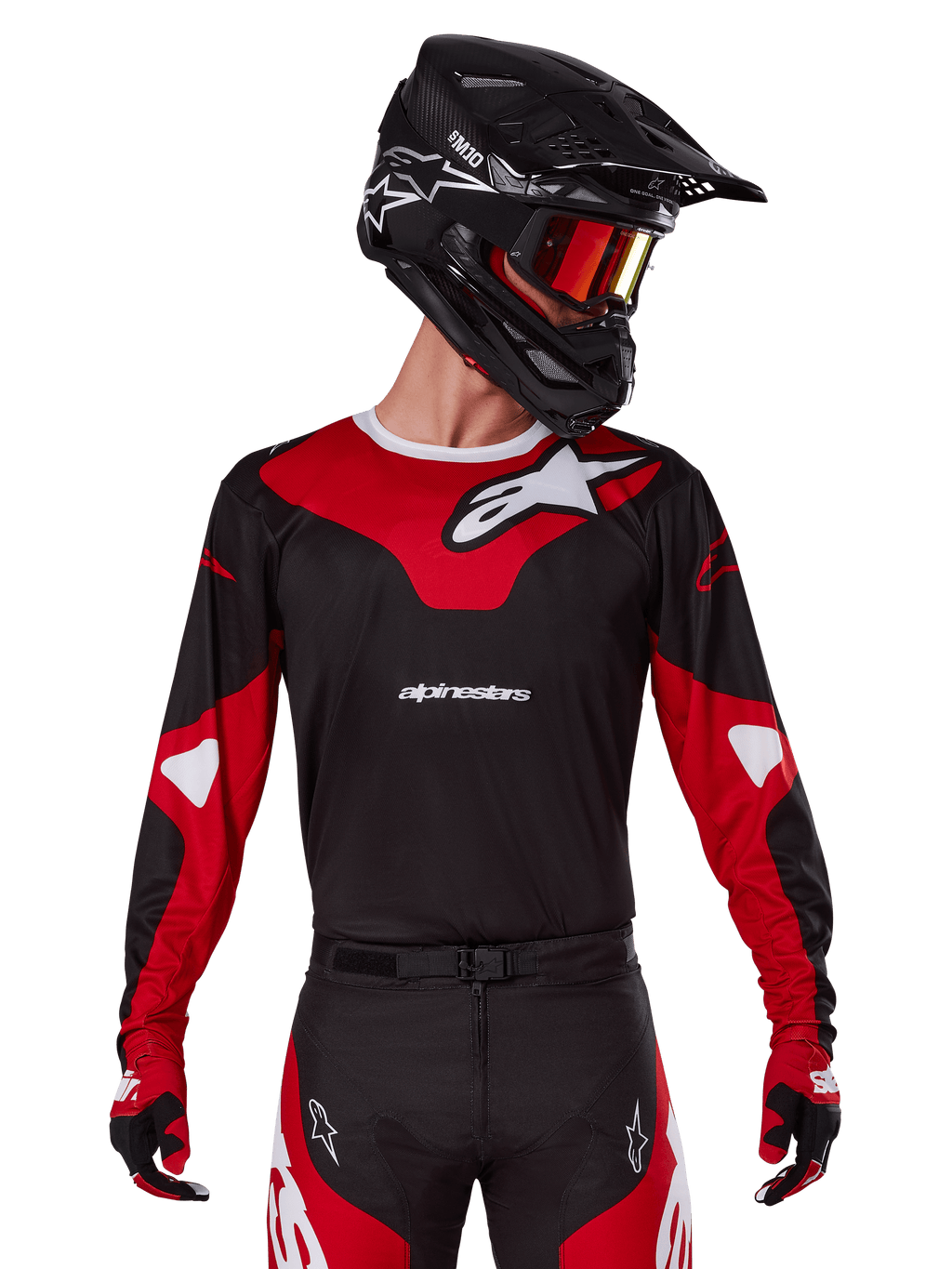 Alpinestars 2025 Racer Veil Jersey, maglia da motocross, nero e rosso acceso, indossata con pantaloni coordinati, casco nero e maschera rossa, caratterizzata da loghi bianchi e un design sportivo, abbigliamento tecnico per motocross off-road