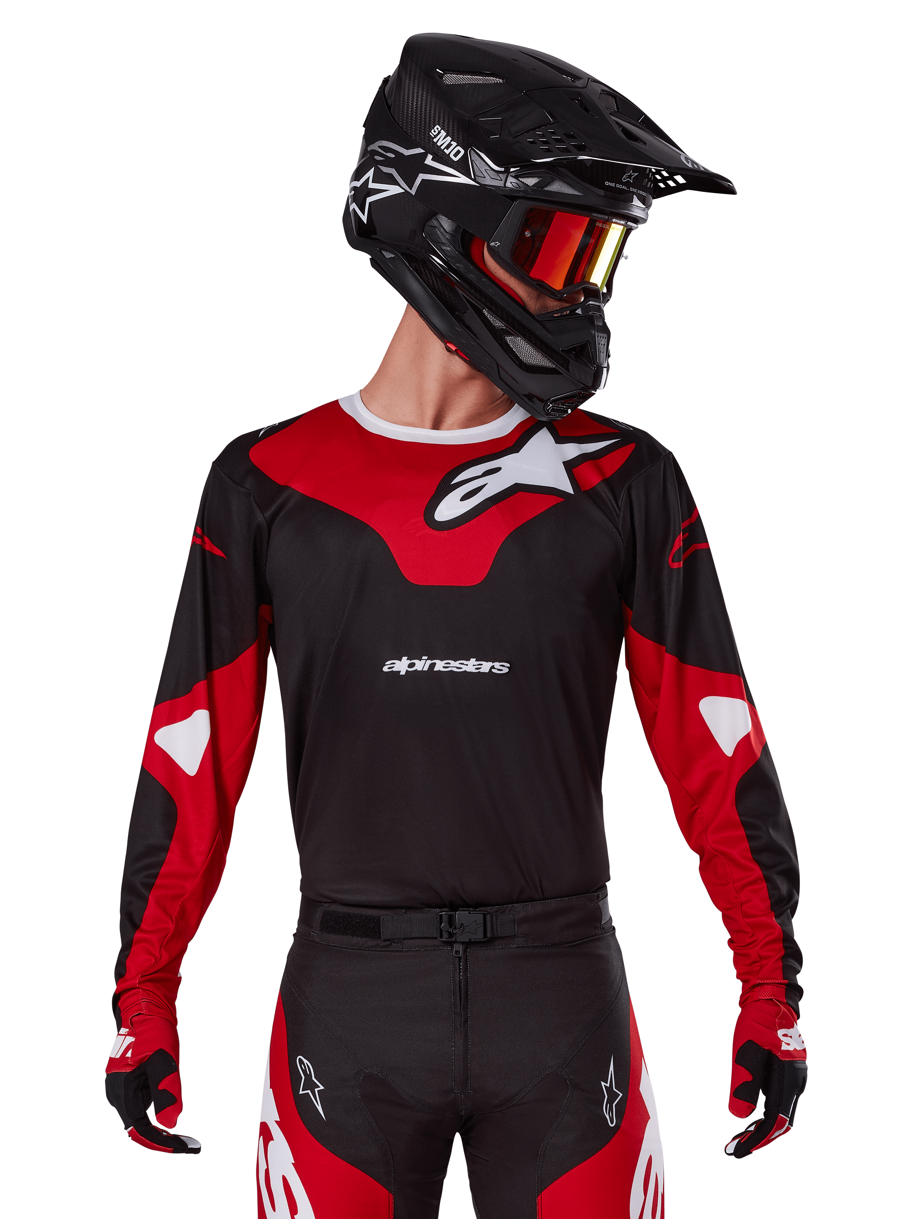 Alpinestars 2025 Racer Veil Jersey, maglia da motocross, nero e rosso acceso, indossata con pantaloni coordinati, casco nero e maschera rossa, caratterizzata da loghi bianchi e un design sportivo, abbigliamento tecnico per motocross off-road