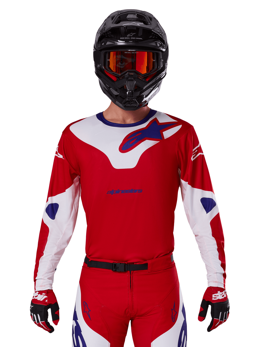 Maglia Alpinestars Racer Veil 2025, maglia da motocross, rossa, bianca e blu, a maniche lunghe, indossata con casco nero e maschera arancione, guanti e pantaloni rossi coordinati, design sportivo ad alte prestazioni per la guida fuoristrada