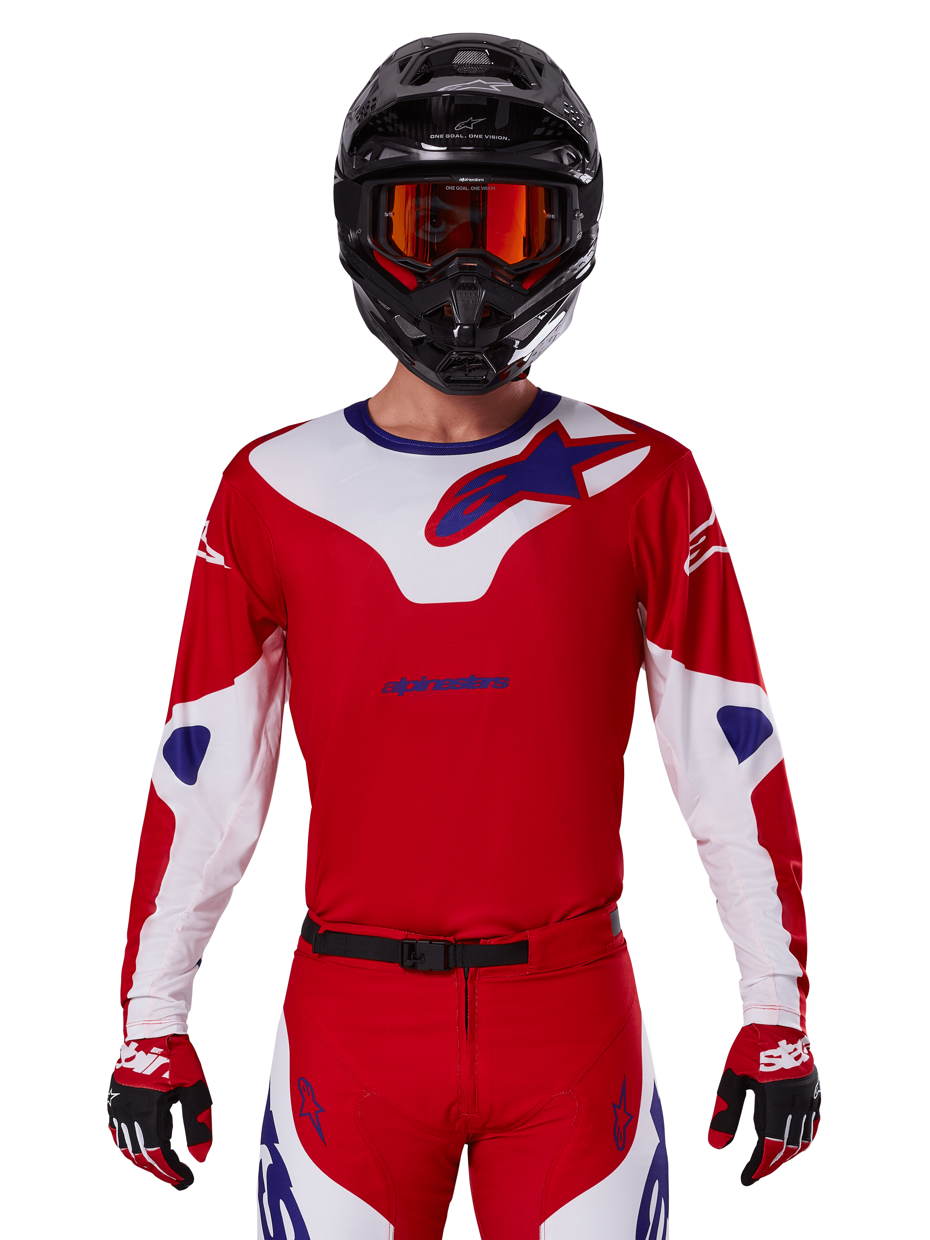 Maglia Alpinestars Racer Veil 2025, maglia da motocross, rossa, bianca e blu, a maniche lunghe, indossata con casco nero e maschera arancione, guanti e pantaloni rossi coordinati, design sportivo ad alte prestazioni per la guida fuoristrada