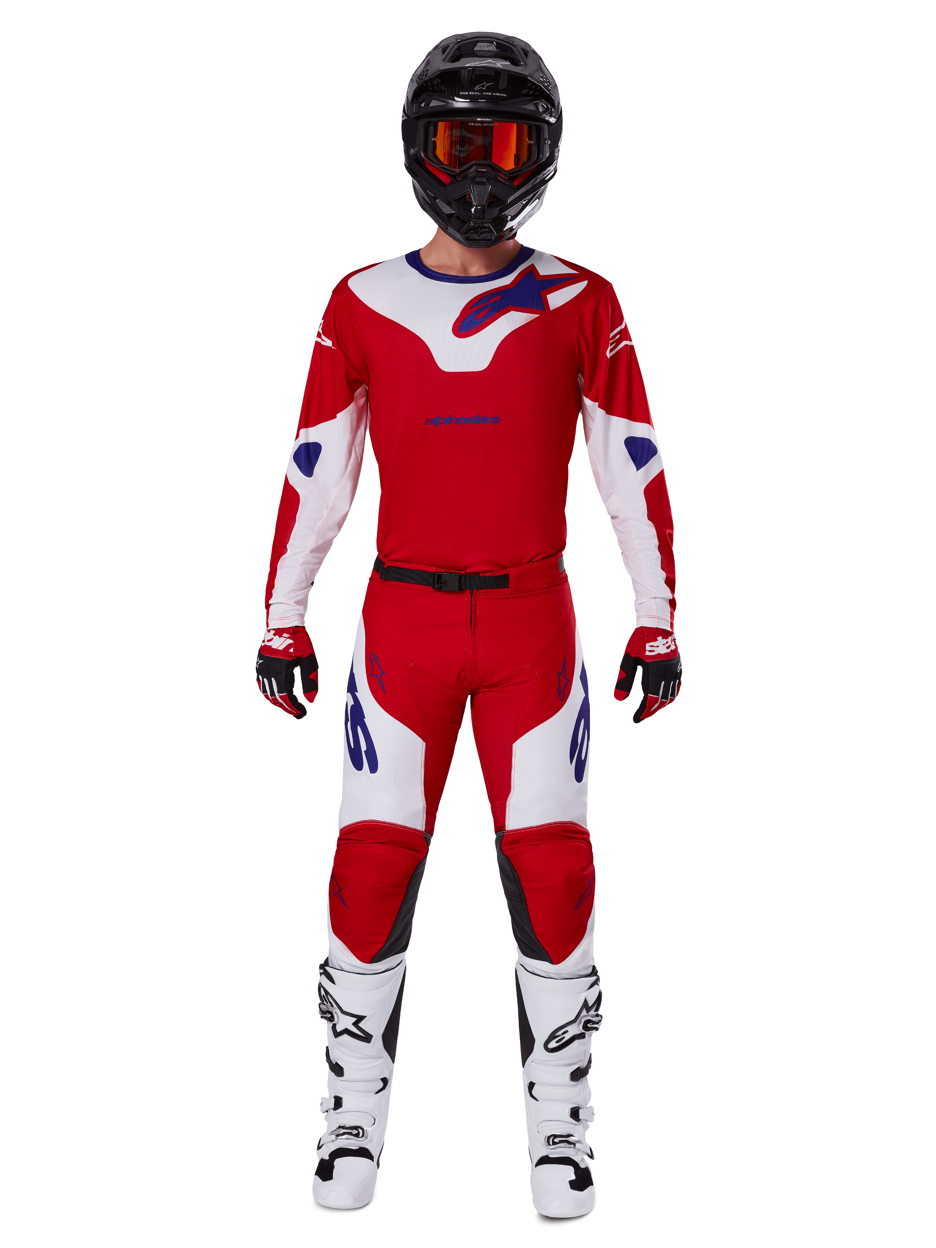 Pilota di motocross che indossa il set Alpinestars Racer Veil 2025, maglia e pantaloni rosso acceso e bianco con dettagli blu, casco nero con occhiali rossi, stivali bianchi e guanti rossi e neri, outfit coordinato per gare fuoristrada