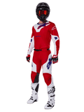 Set completo Alpinestars Racer Veil 2025, abbigliamento da motocross, rosso acceso e bianco con dettagli del logo blu, indossato con casco nero, guanti rossi e stivali bianchi, completo protettivo per prestazioni fuoristrada