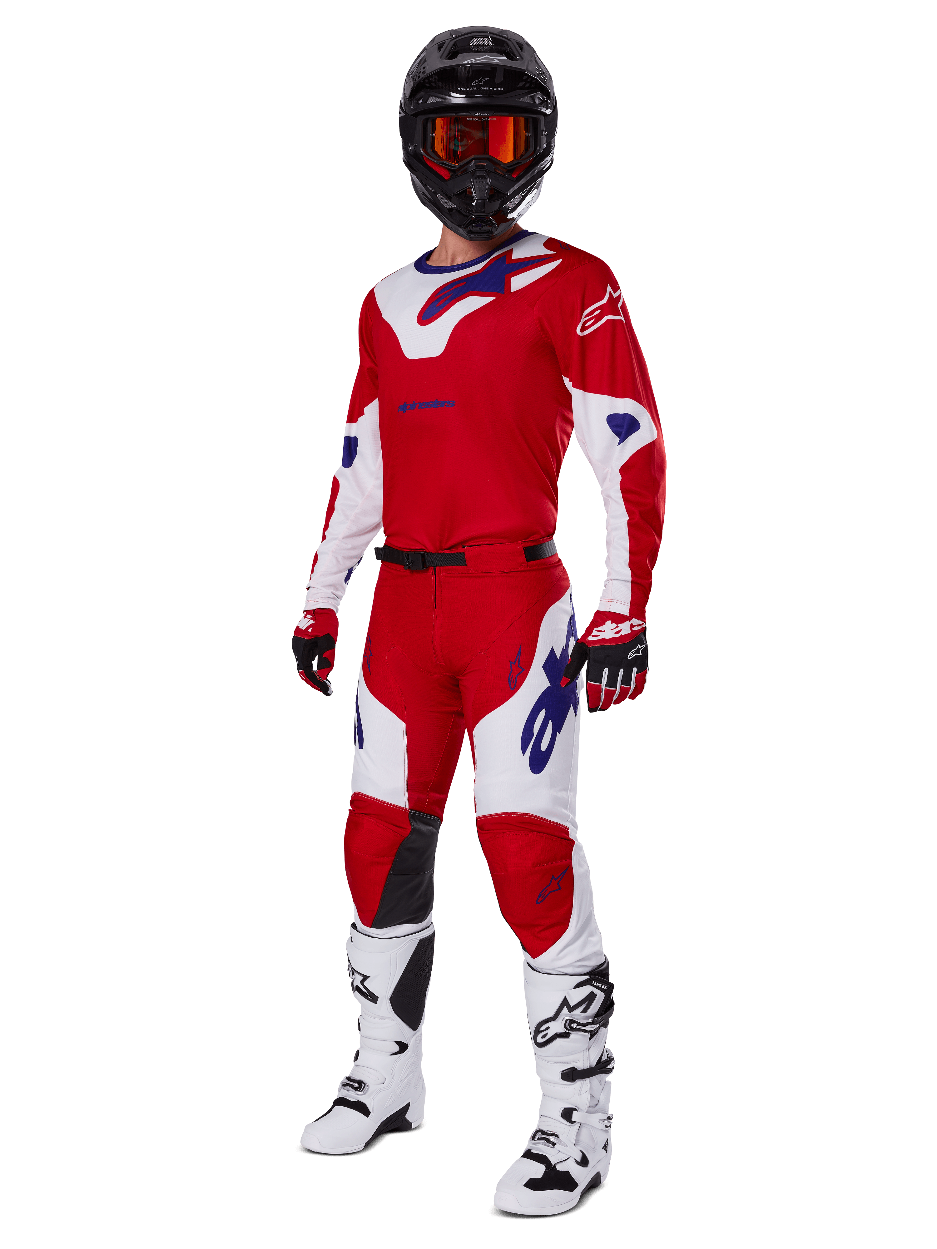 Set completo Alpinestars Racer Veil 2025, abbigliamento da motocross, rosso acceso e bianco con dettagli del logo blu, indossato con casco nero, guanti rossi e stivali bianchi, completo protettivo per prestazioni fuoristrada
