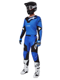 Set completo Alpinestars Racer Veil 2025, maglia e pantaloni da motocross blu e neri, abbigliamento completo da gara MX con casco nero, occhiali bianchi e stivali bianchi, abbigliamento tecnico da fuoristrada