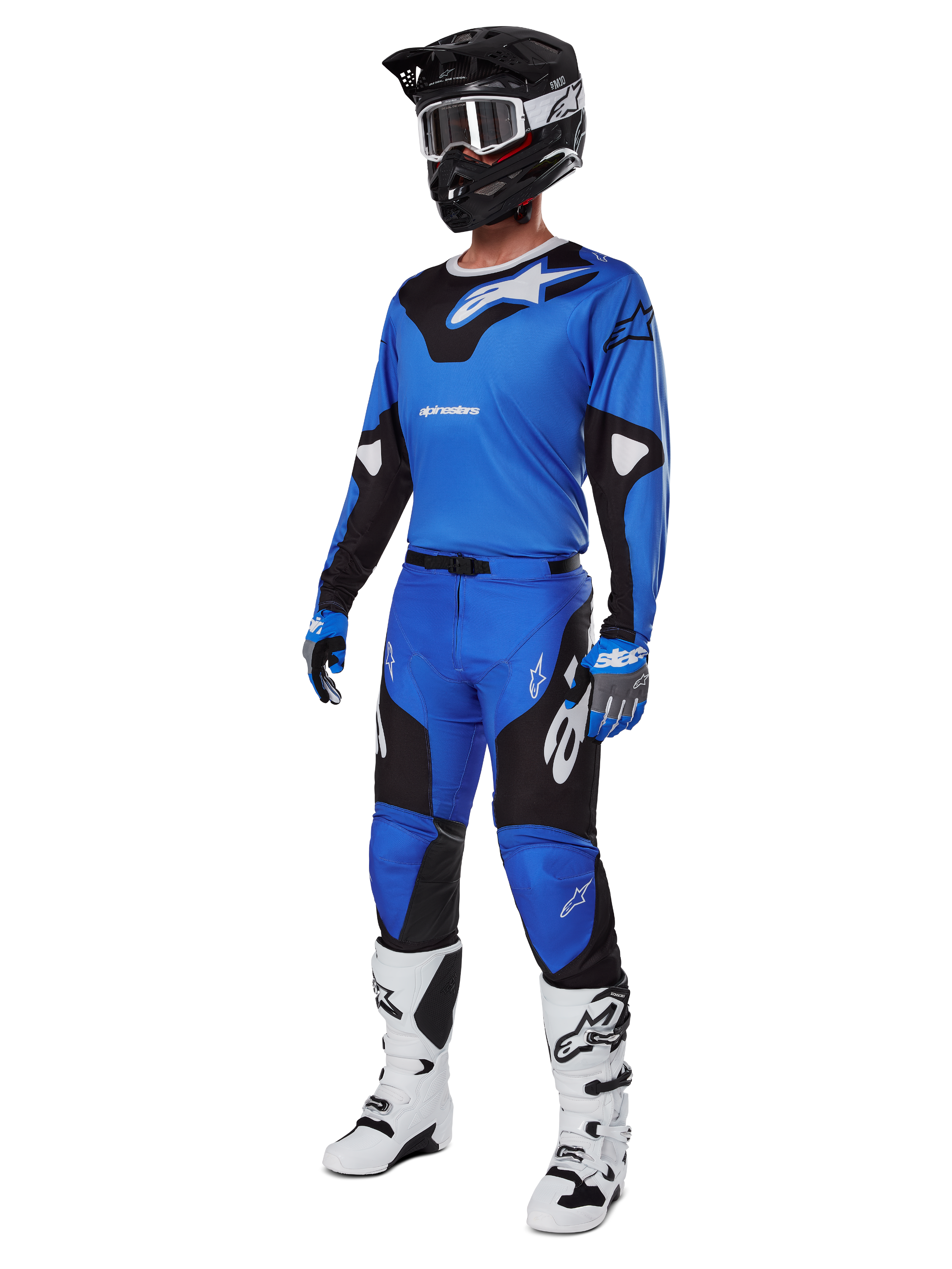 Set completo Alpinestars Racer Veil 2025, maglia e pantaloni da motocross blu e neri, abbigliamento completo da gara MX con casco nero, occhiali bianchi e stivali bianchi, abbigliamento tecnico da fuoristrada