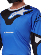 Maglia Alpinestars 2025 Racer Veil Jersey, maglia da motocross, blu e nero, con motivo grafico tecnico, maniche lunghe e logo Astars sul petto, progettata per prestazioni fuoristrada.