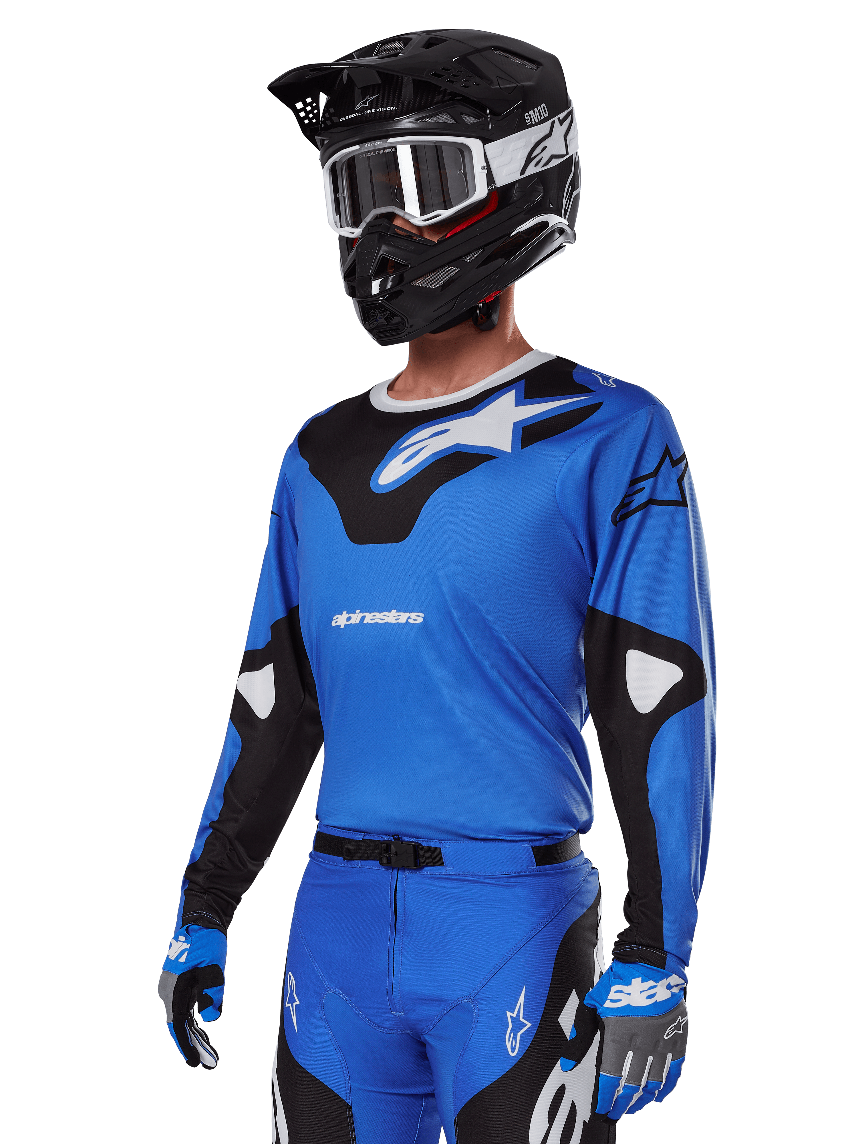 Alpinestars 2025 Racer Veil Gear Set, maglia da motocross blu con grafiche bianche e nere, indossata con pantaloni coordinati, casco nero, occhiali bianchi e guanti blu, abbigliamento tecnico per corse fuoristrada