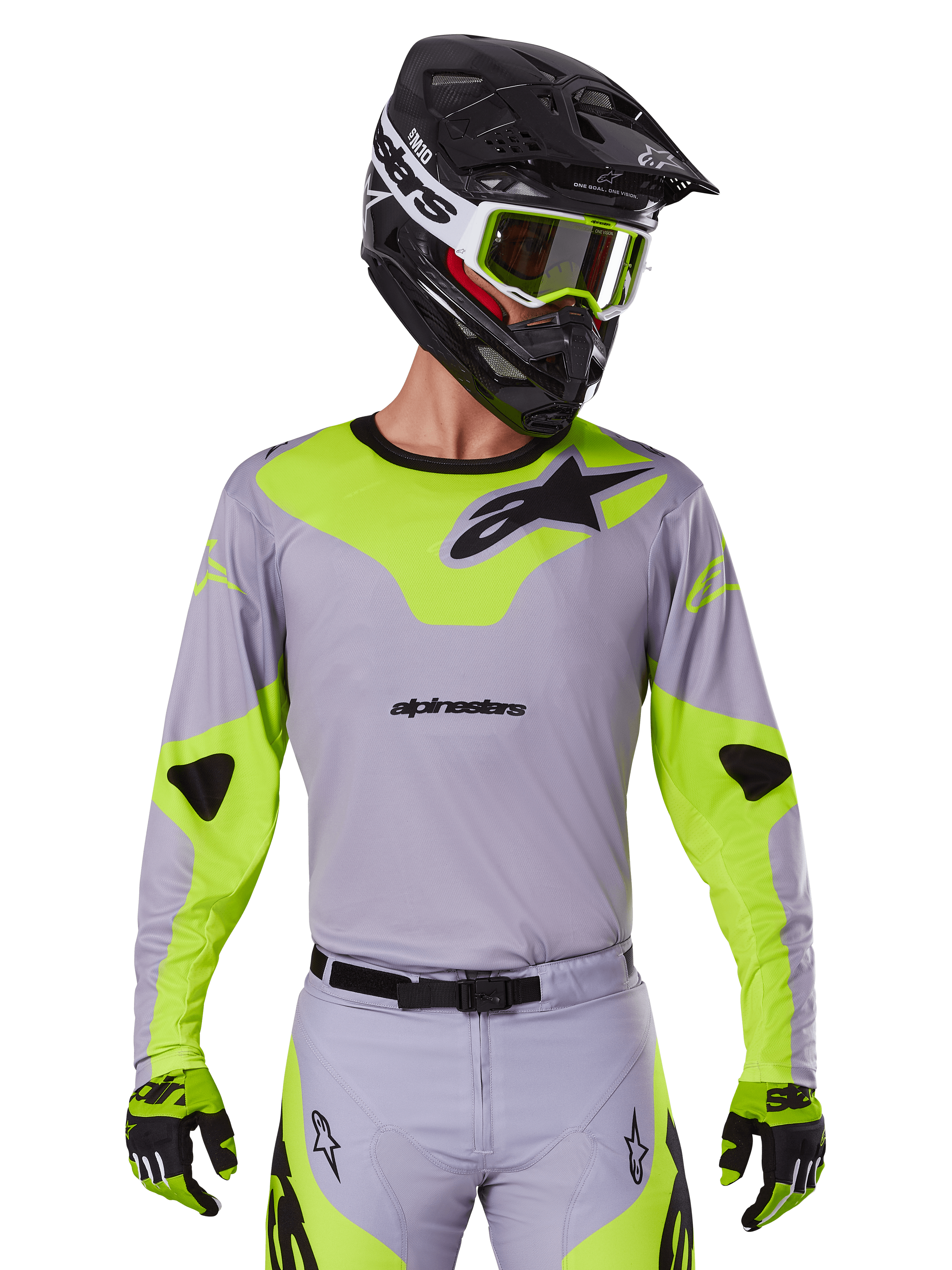 Alpinestars Racer Veil Jersey 2025, maglia da motocross, grigio e giallo neon, design a maniche lunghe con loghi Alpinestars neri, mostrata come parte di un set completo da gara con pantaloni coordinati, casco nero e guanti.