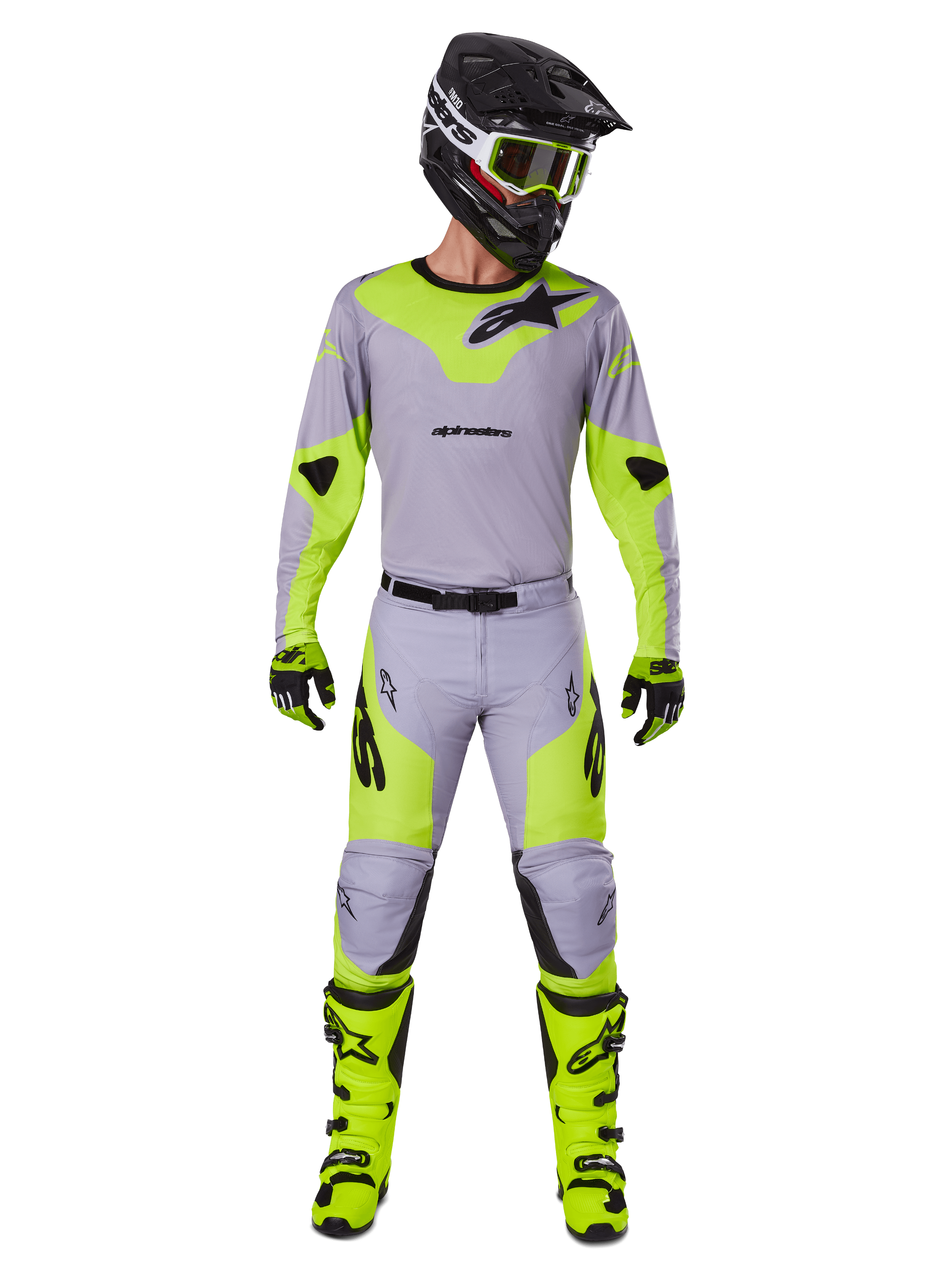 Pilota di motocross con set completo Alpinestars Racer Veil 2025 in grigio e giallo fluo, maglia leggera e pantaloni coordinati, casco nero, occhiali fluo, guanti e stivali giallo alta visibilità, outfit professionale da fuoristrada