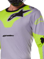 Alpinestars 2025 Racer Veil Jersey, maglia da motocross, grigio e giallo fluo, con grande logo Astars nero sul petto, pannelli su spalle e maniche giallo neon, tessuto mesh tecnico per gare fuoristrada