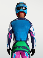 Alpinestars Maglia Techstar Maven, maglia da motocross da uomo, blu e verde con accenti rosa, ventilazione laser, vista posteriore su modello