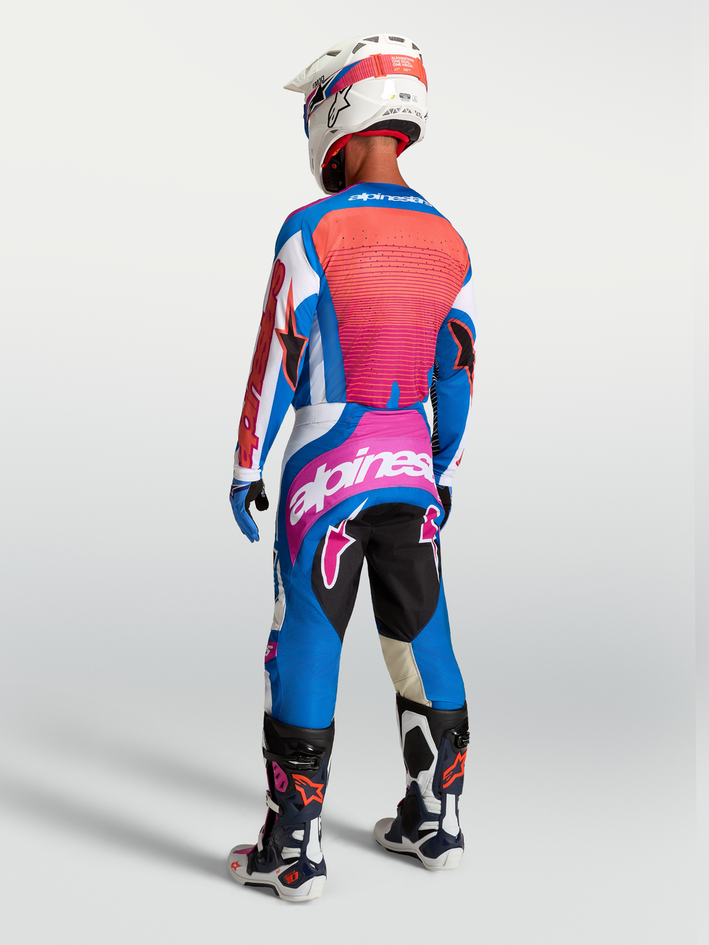Alpinestars Completo Techstar Maven e Maglia Techstar Maven, abbigliamento motocross uomo, vista posteriore, blu e rosa corallo, attrezzatura tecnica per off-road.