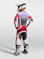 Alpinestars maglia Techstar Maven, completo da motocross bianco e rosso, uomo, vista posteriore atletica e dettagli lavanda.