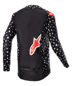 Alpinestars 2023 Supertech North Jersey, maglia da motocross, nero con motivo macchiettato bianco e accenti rosso neon, vista posteriore con grande logo Alpinestars rosso e branding sul fondo, abbigliamento da gara off-road di livello professionale.
