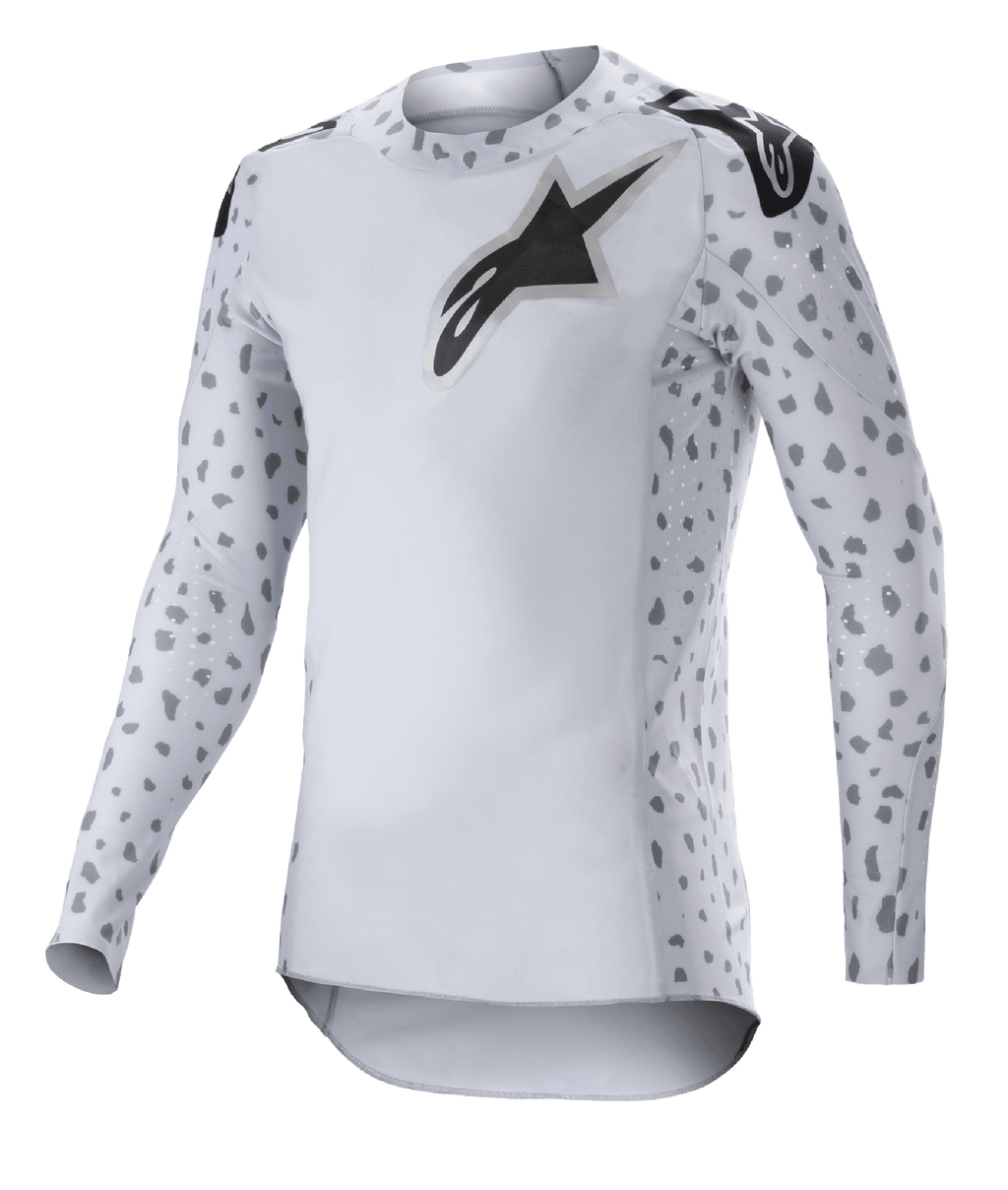 Alpinestars 2023 Supertech North Jersey, maglia da motocross, grigio haze e nero, maglia bianca a maniche lunghe con motivo maculato grigio su maniche e fianchi, logo stella nero su petto e spalle, tessuto in rete elastica con bordo curvo
