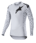 Alpinestars 2023 Supertech North Jersey, maglia da motocross, grigio haze e nero, maglia bianca a maniche lunghe con motivo maculato grigio su maniche e fianchi, logo stella nero su petto e spalle, tessuto in rete elastica con bordo curvo